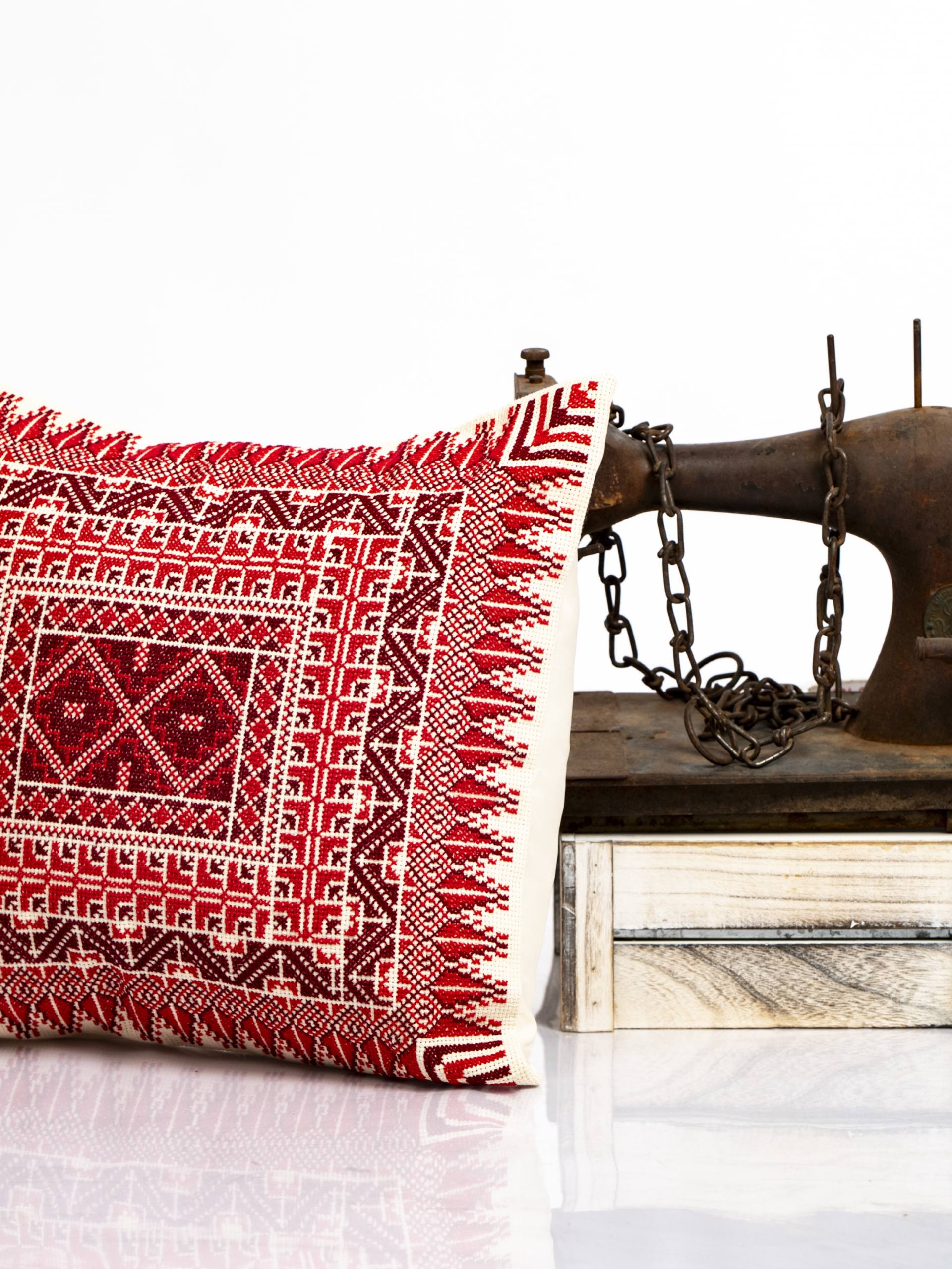 Unsere Tatreez Kissenhülle in bordeaux mit antiker Nähmaschine aus Palästina
