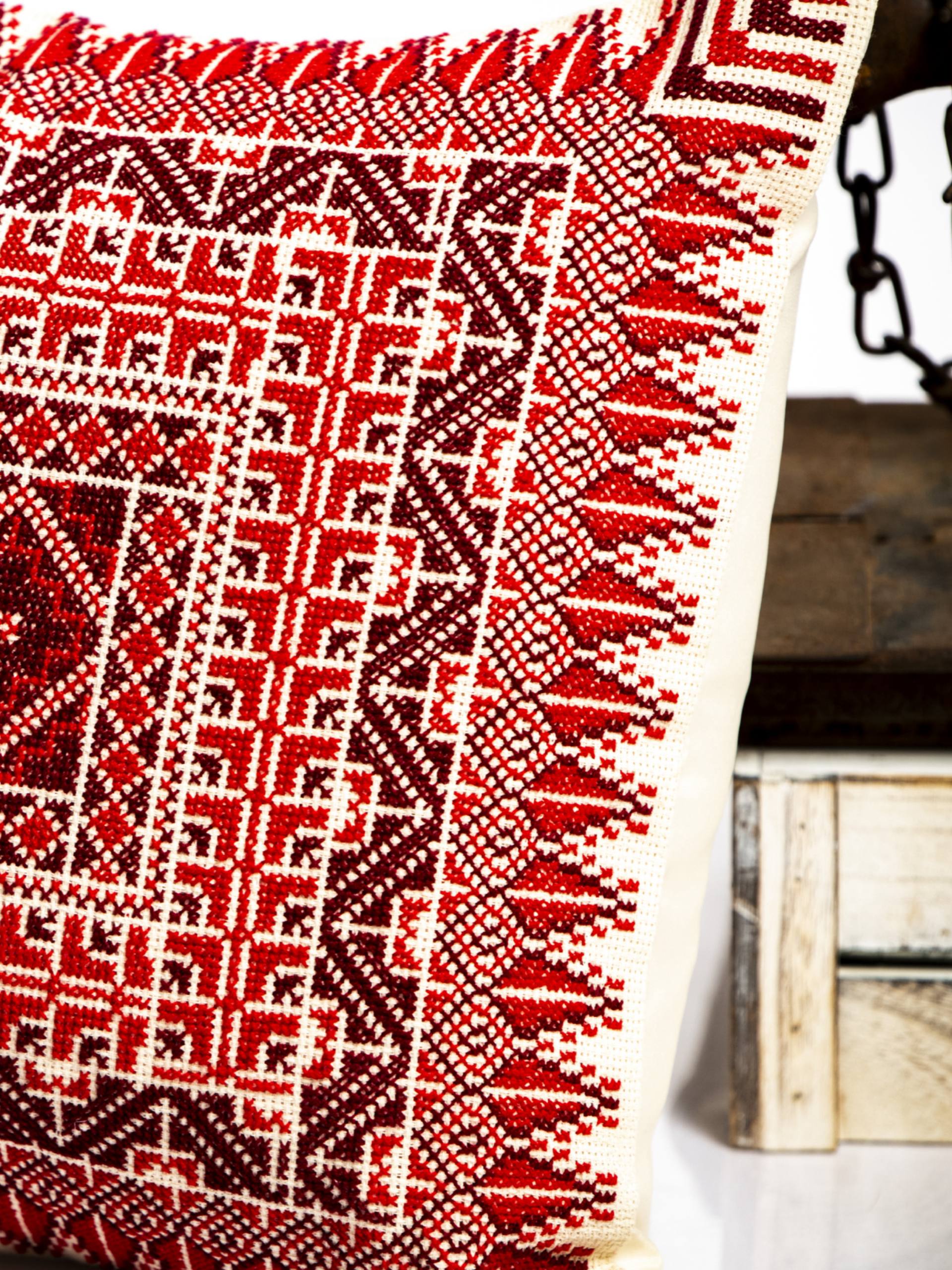 Details der Tatreez Kissenhülle in bordeaux - aus Palästina