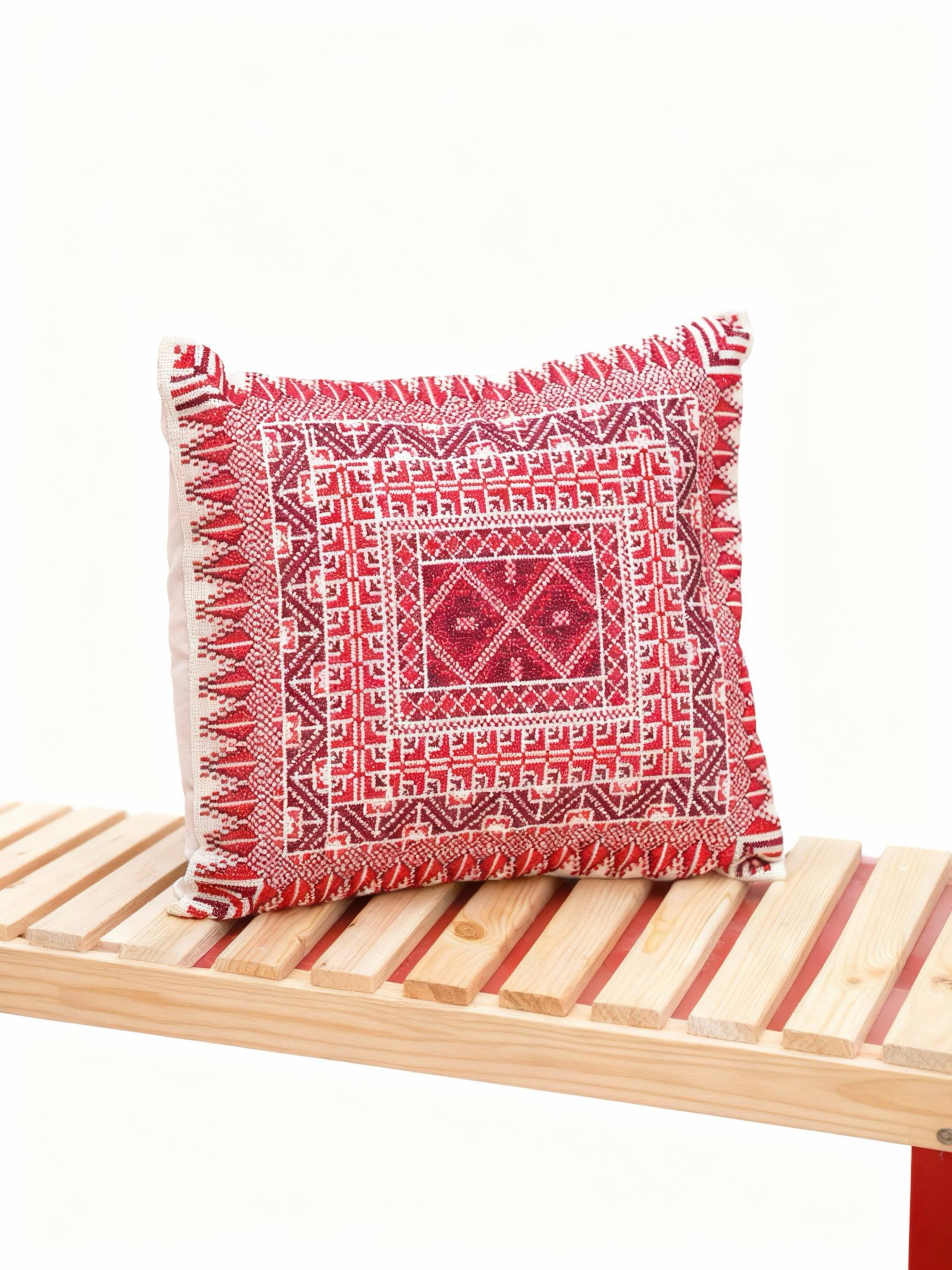 Tatreez Kissenhülle in Bordeaux. Handgefertigt in Palästina