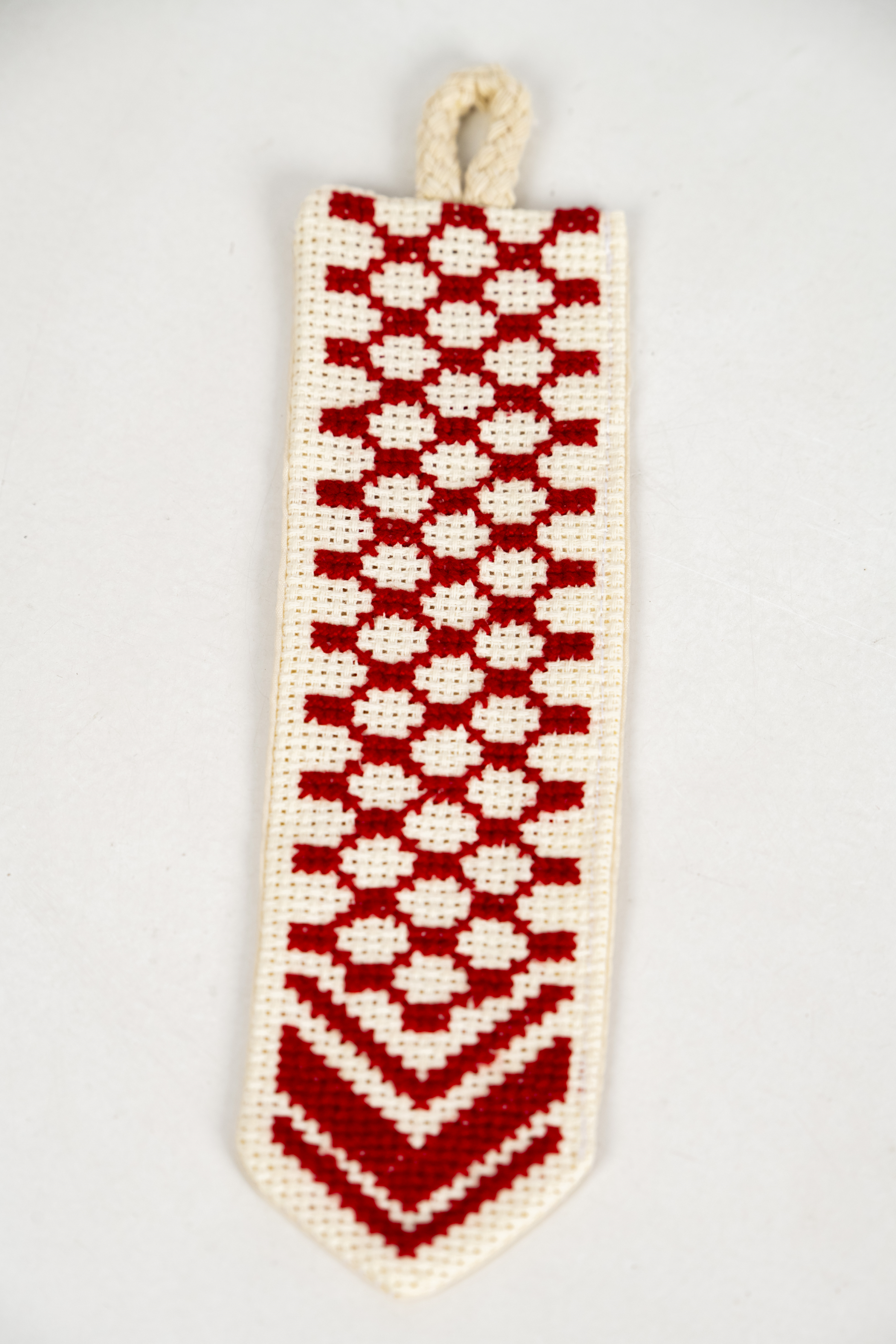 Tatreez Lesezeichen aus dem Dheisheh Camp in rotem Kufiya Stil