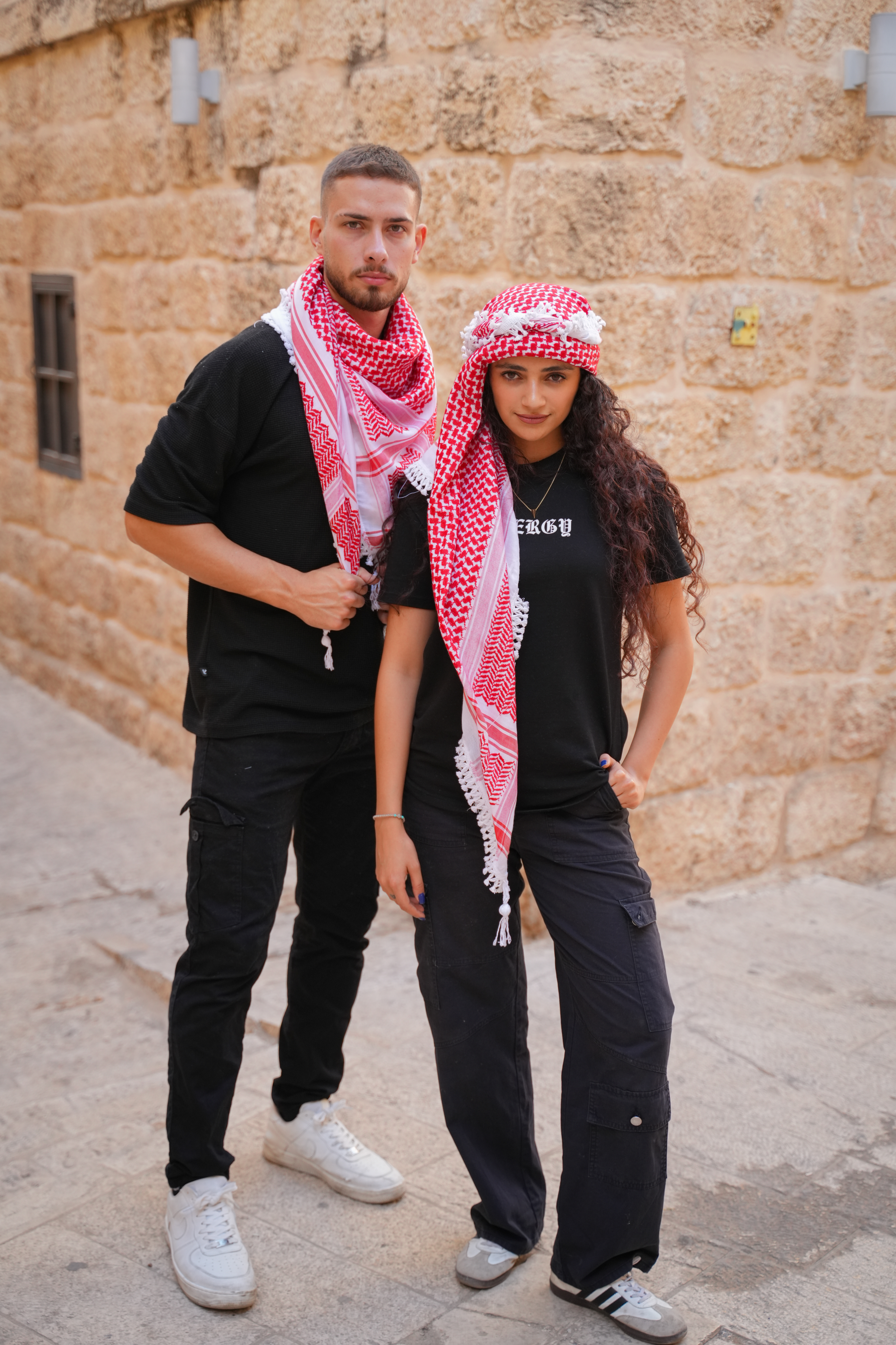 Unsere Models mit der klassisch-roten Kufiya - Original aus Palästina