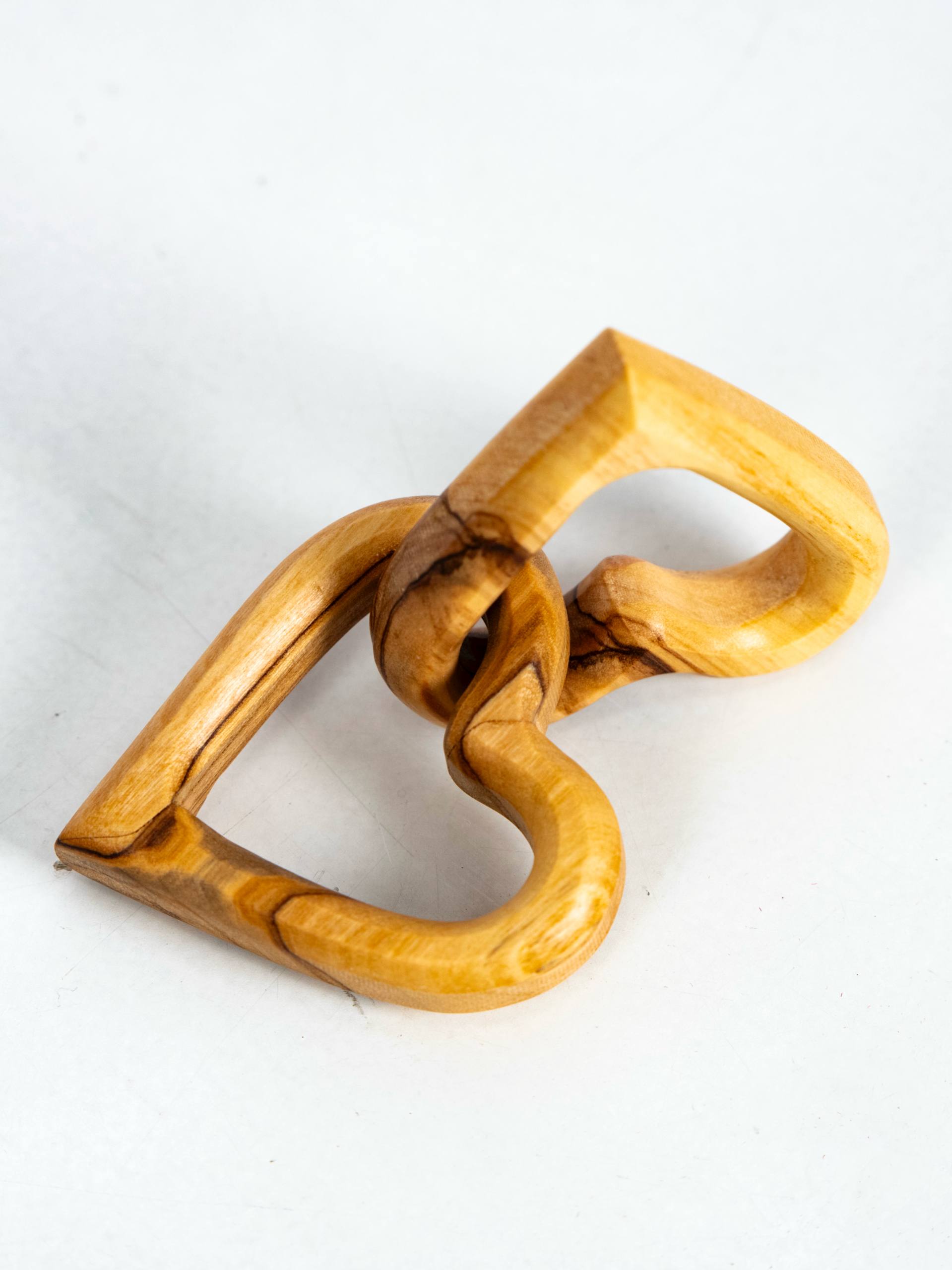 Verbundene Herzen - In Palästina handgeschnitzt, aus Olivenholz