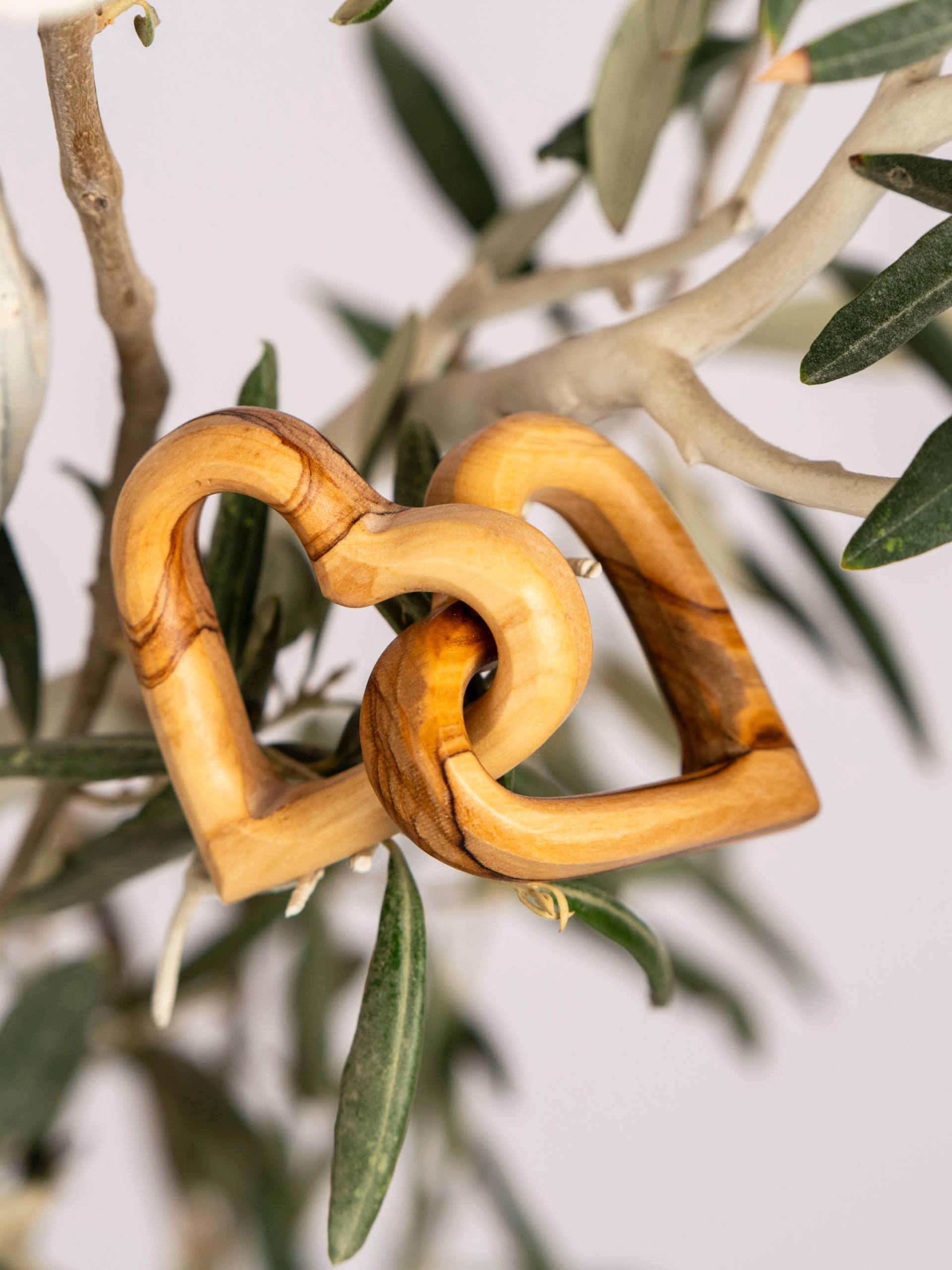 In Handarbeit gefertigte Olivenholz Herzen aus Palästina - miteinander verbunden