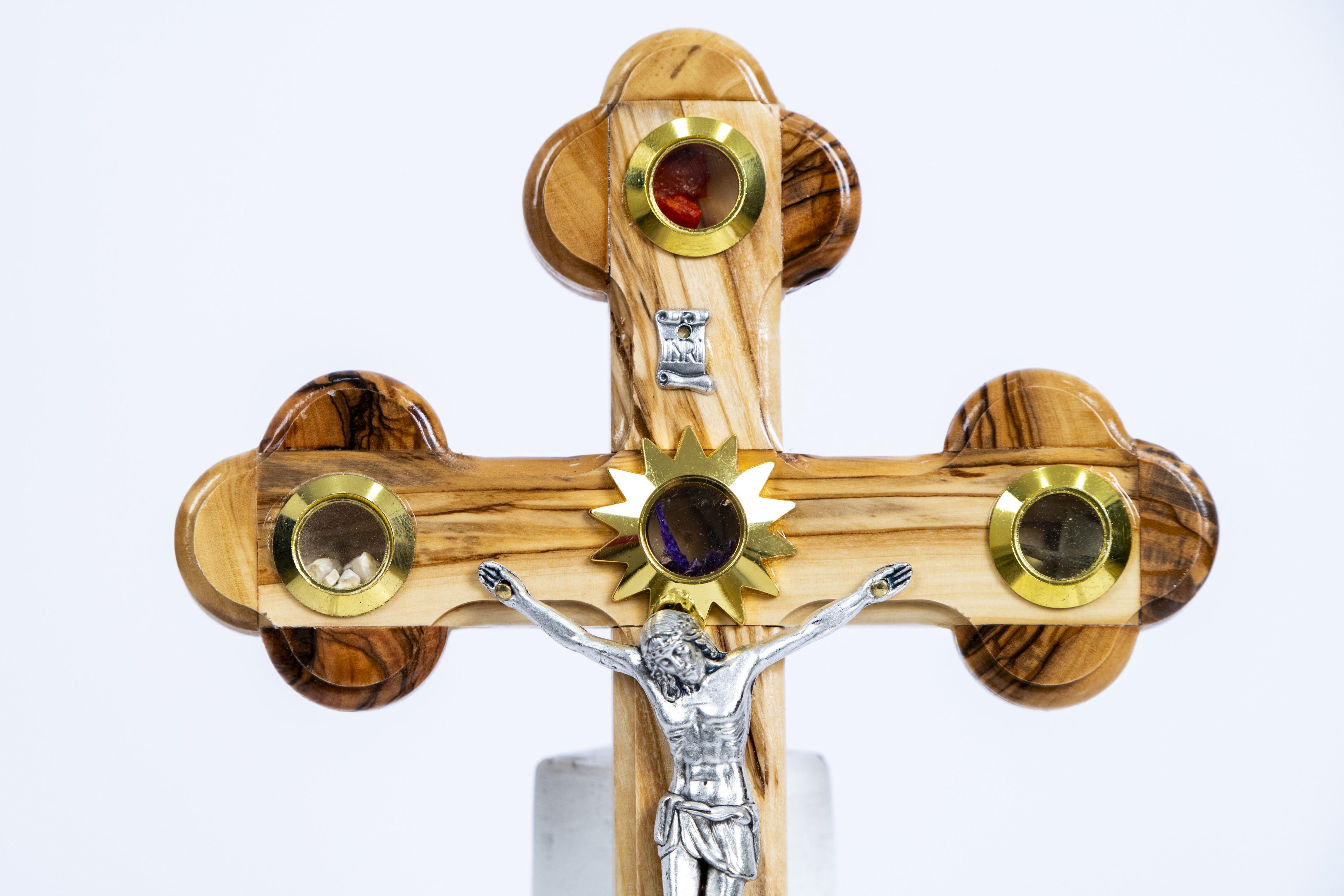 Wandkreuz aus Olivenholz - handgefertigt mit Artefakten aus Jerusalem