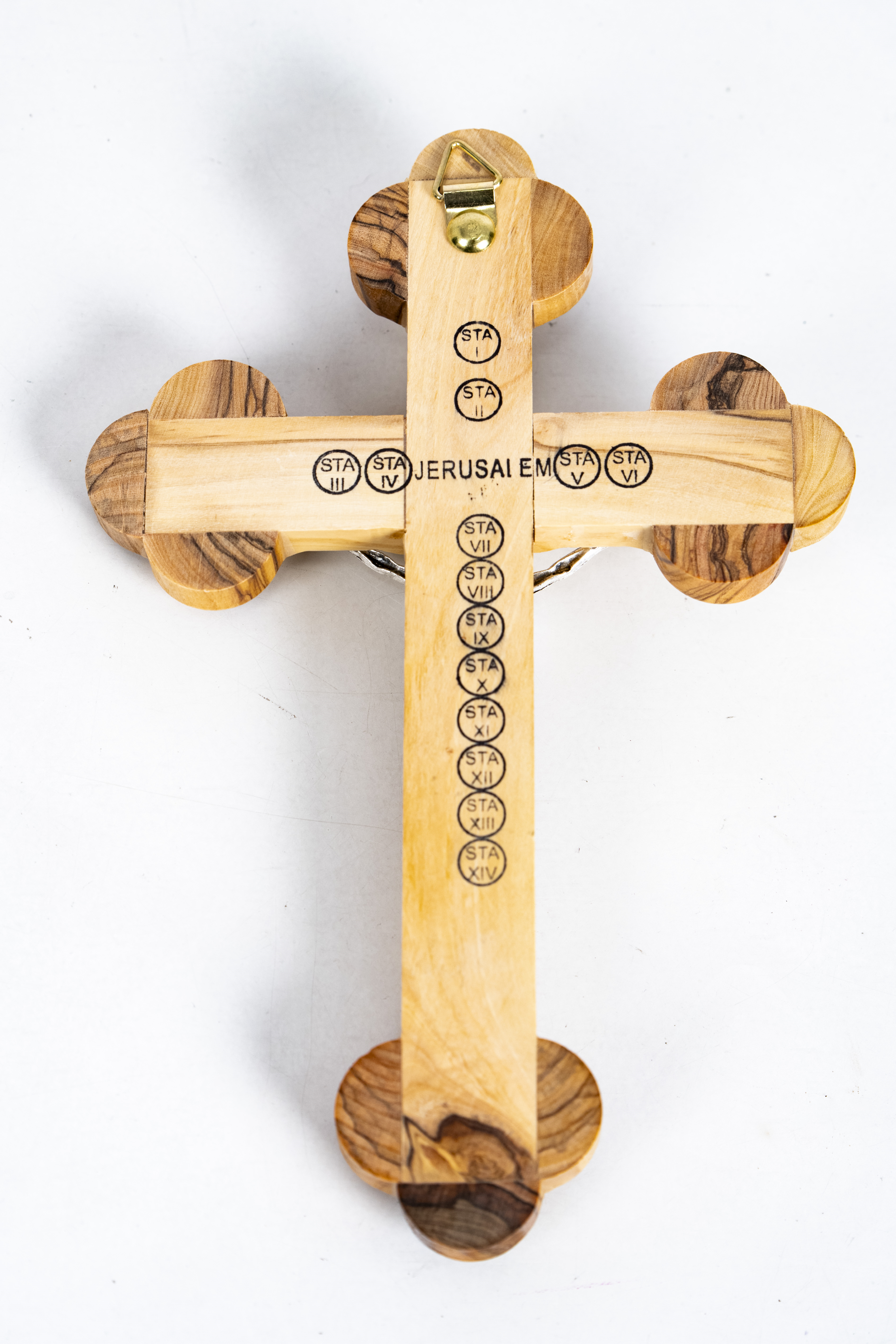 Wandkreuz aus Olivenholz, gezeigt von hinten. Handgeschnitzte Kunst