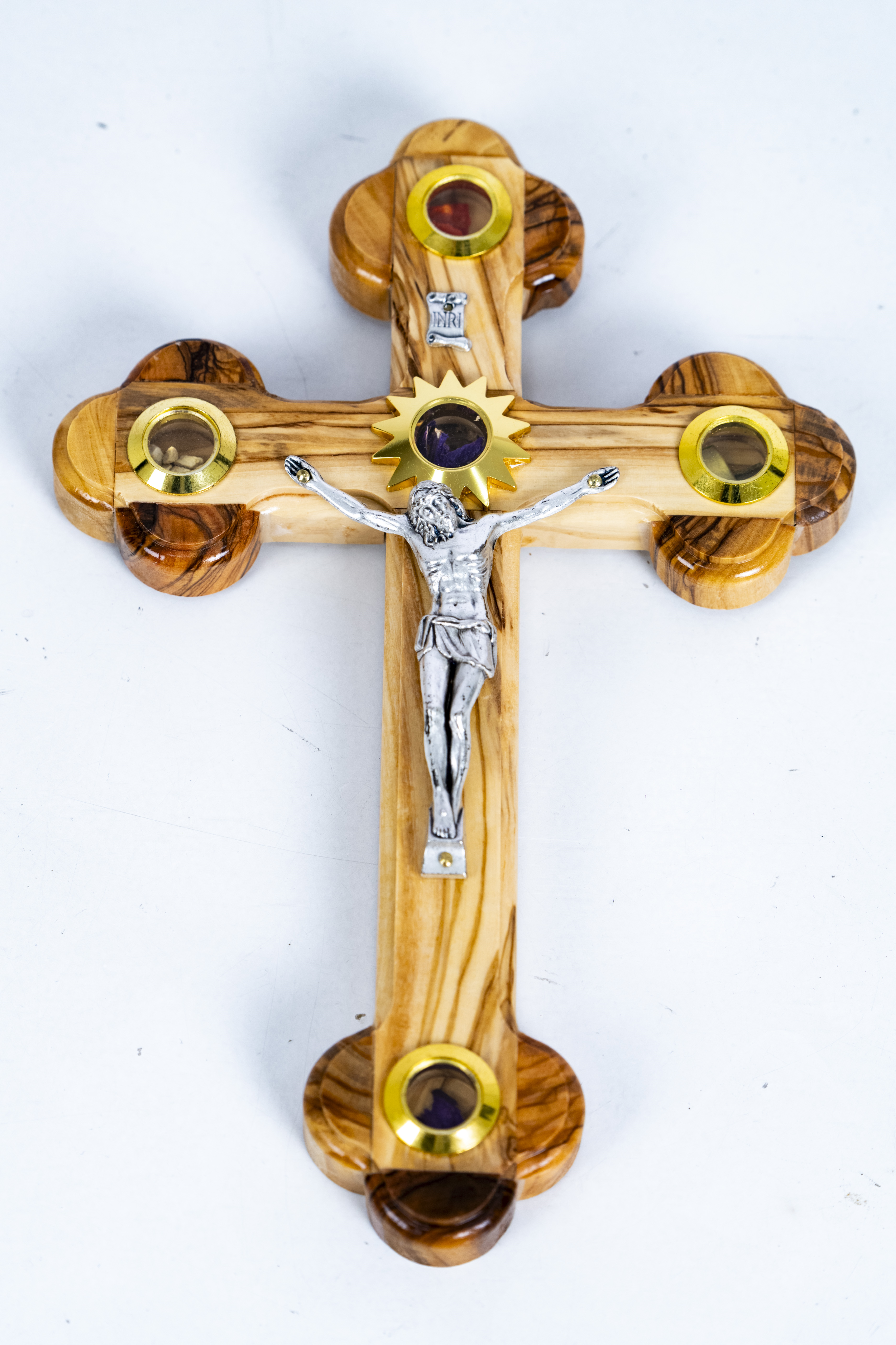 Wandkreuz aus Olivenholz mit Artefakten