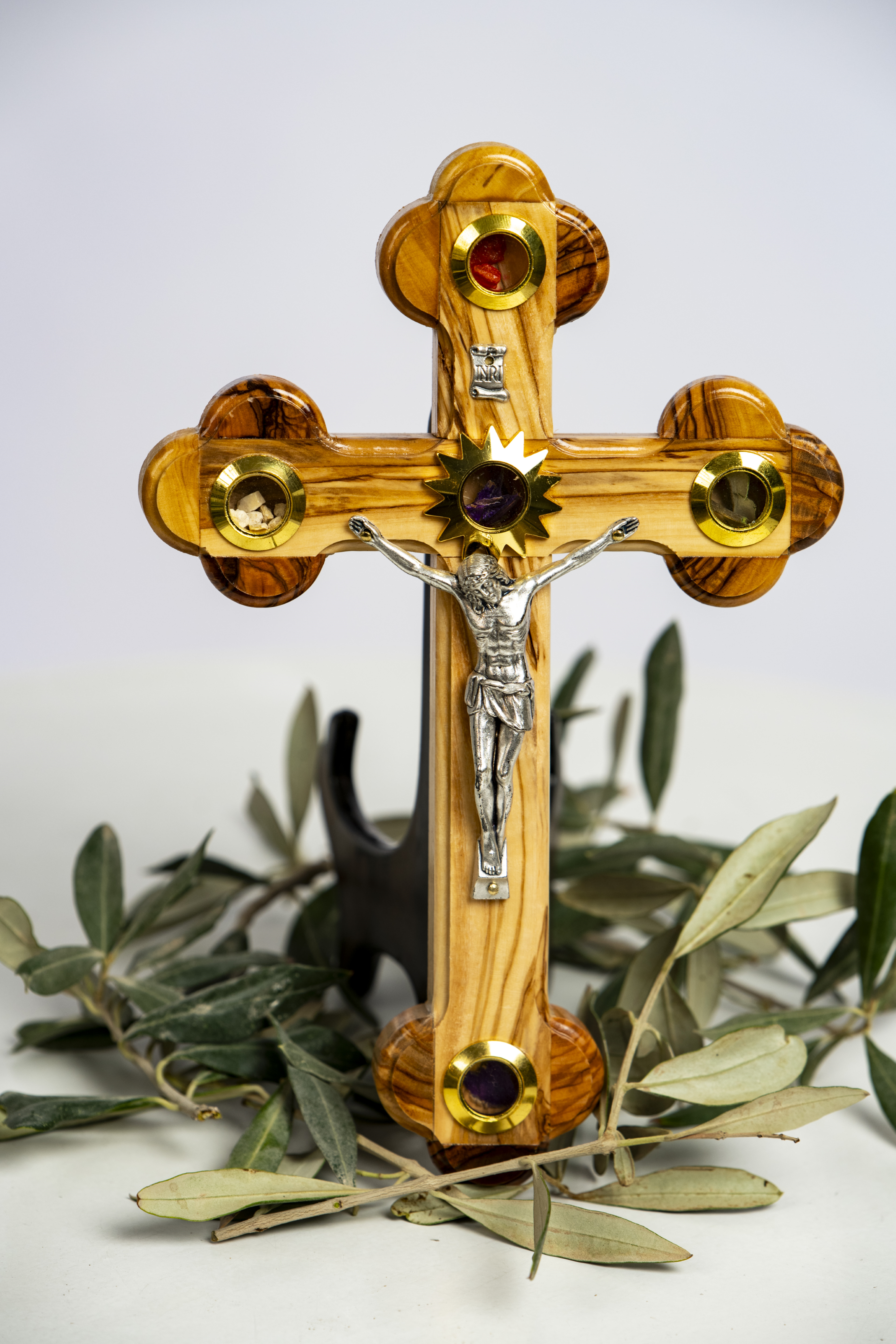 Handgefertigtes Wandkreuz aus Olivenholz