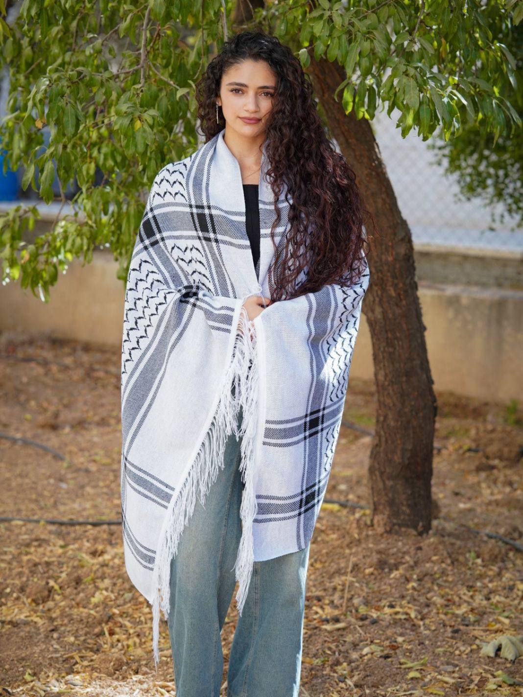 Der XL Schal in Schwarz Weiß im klassischen Kufiya-Stil